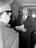 Избранного мэра не пускают в мэрию. 1998 год.